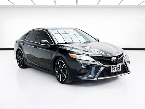 Used 2018 Toyota Camry XSE FWD image 3