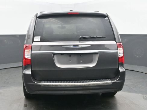 Used 2015 Chrysler Town & Country Limited image 5