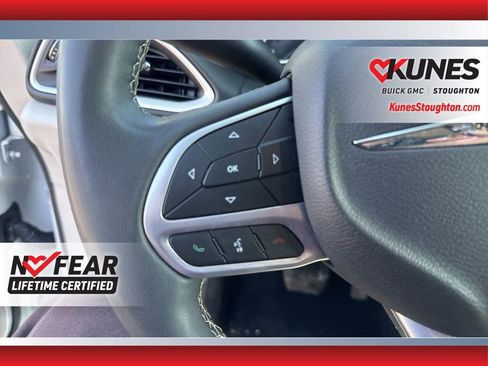 Used 2023 Chrysler Pacifica Touring-L image 27