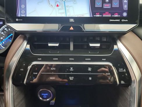 Used 2021 Toyota Venza XLE w/ Softex Package image 16