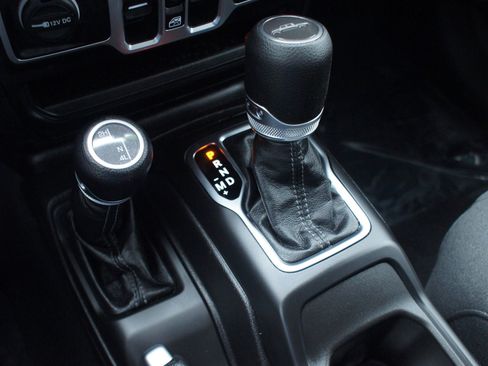 Used 2025 Jeep Gladiator Sport image 10