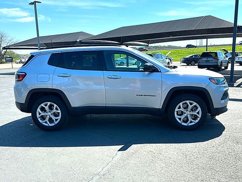 Used 2024 Jeep Compass Latitude AWD/4WD image 9