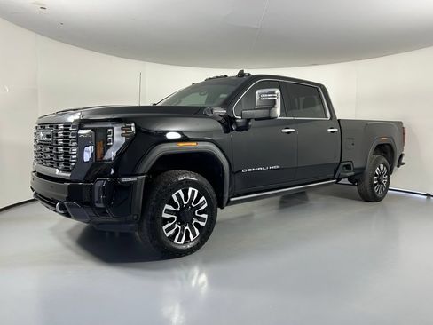 Used 2024 GMC Sierra 3500 Denali Ultimate AWD/4WD image 3