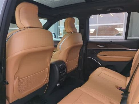 New 2025 Jeep Grand Cherokee Summit image 19