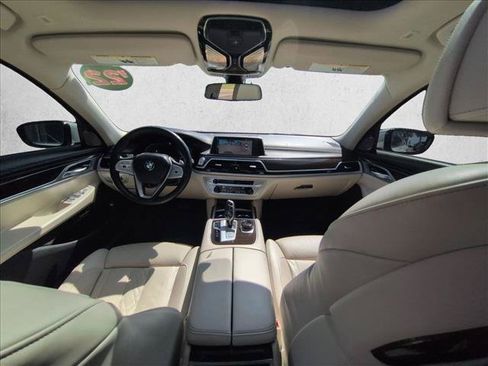 Used 2022 BMW 750i xDrive w/ Executive Package AWD/4WD image 17