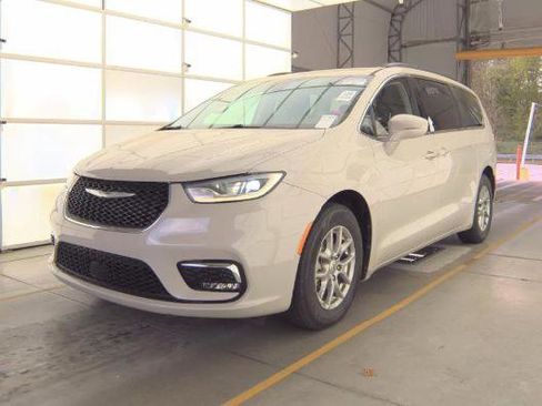 Used 2021 Chrysler Pacifica Touring image 1