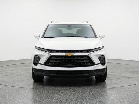 Used 2025 Chevrolet Blazer LT FWD image 2