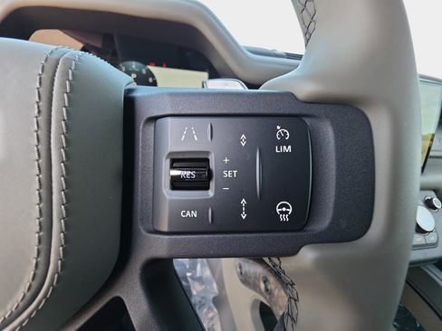 Used 2025 Land Rover Defender 110 AWD/4WD image 17