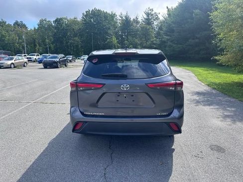 Used 2023 Toyota Highlander LE AWD/4WD image 4