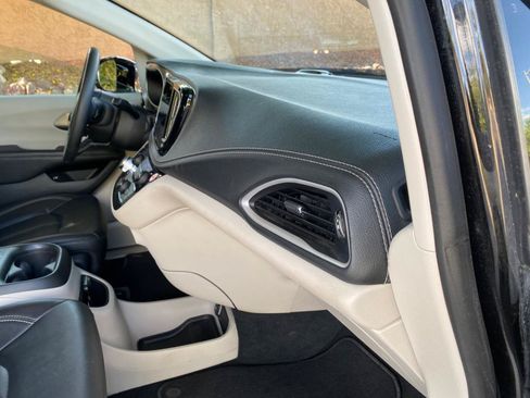 Used 2024 Chrysler Pacifica Limited FWD image 47