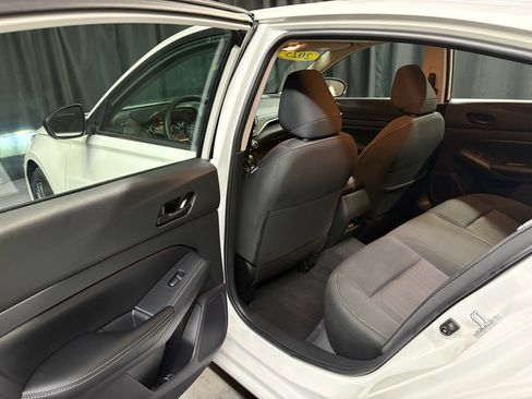 Used 2025 Nissan Altima 2.5 SV FWD image 21