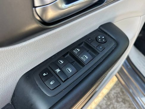 Used 2023 Chrysler Pacifica Touring-L FWD image 40