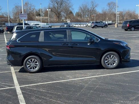 Certified 2024 Toyota Sienna LE image 2