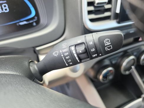 Used 2024 Hyundai Venue SEL FWD image 21