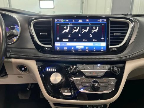Used 2021 Chrysler Pacifica Touring-L FWD image 22