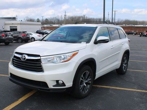 Used 2016 Toyota Highlander XLE image 2