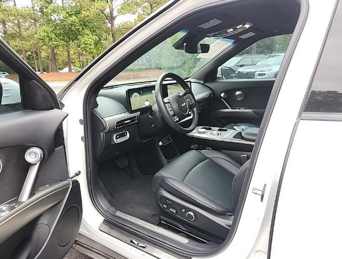 Used 2025 Genesis GV60 RWD image 5