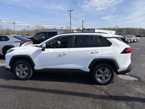 Used 2025 Toyota RAV4 XLE AWD/4WD image 10
