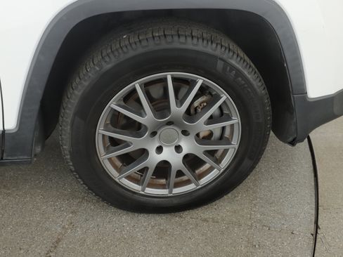 Used 2018 Jeep Cherokee Latitude Plus image 4