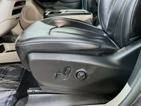 Used 2023 Chrysler Pacifica Touring-L image 18