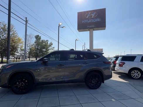 Used 2024 Toyota Highlander LE image 5