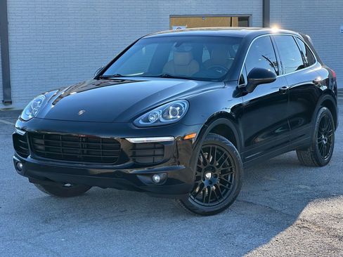 Used 2018 Porsche Cayenne Platinum Edition image 2
