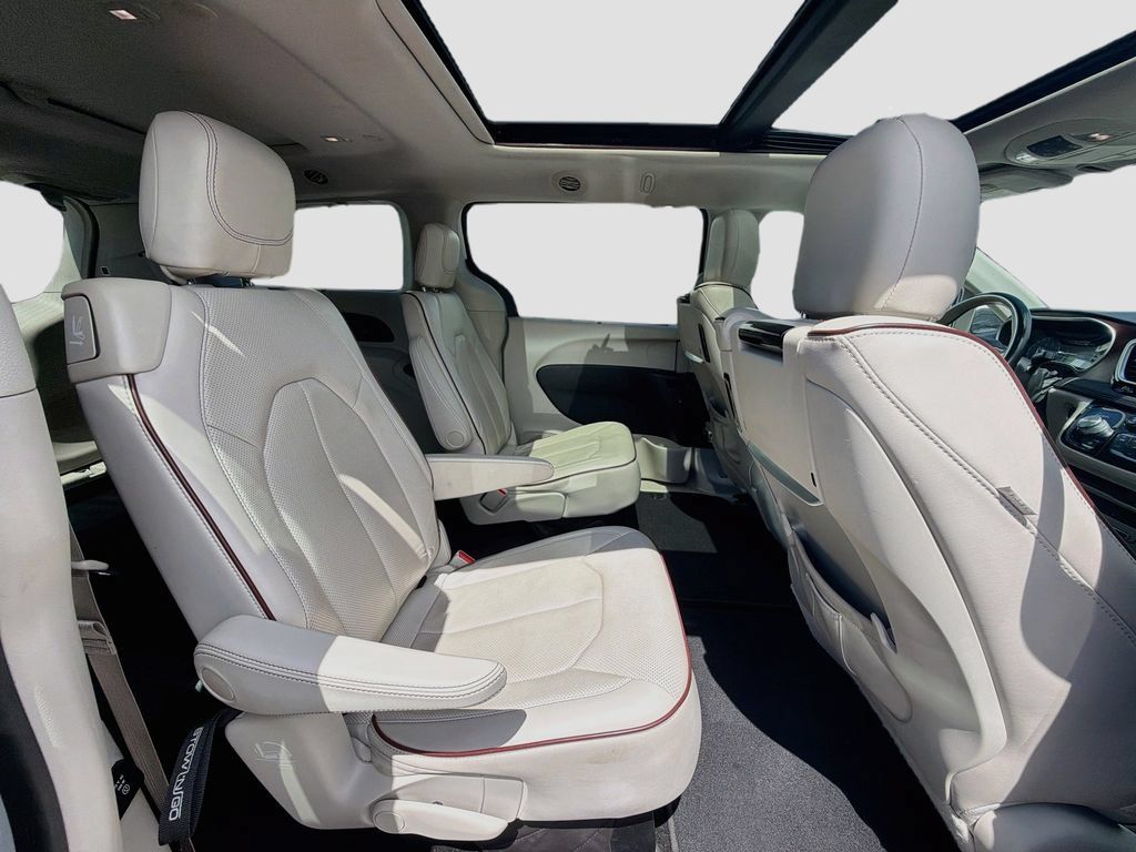 Used 2018 Chrysler Pacifica Limited w/ Tire & Wheel Group FWD image 29