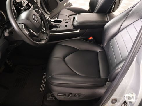 Used 2024 Toyota Highlander XLE FWD image 11