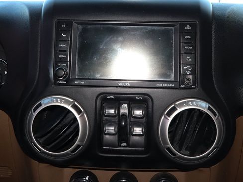Used 2016 Jeep Wrangler Unlimited Sahara w/ Connectivity Group AWD/4WD image 23