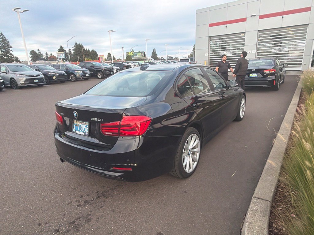 Used 2016 BMW 320i xDrive Sedan AWD/4WD image 4