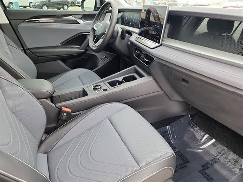 New 2025 Volkswagen Tiguan SE image 16