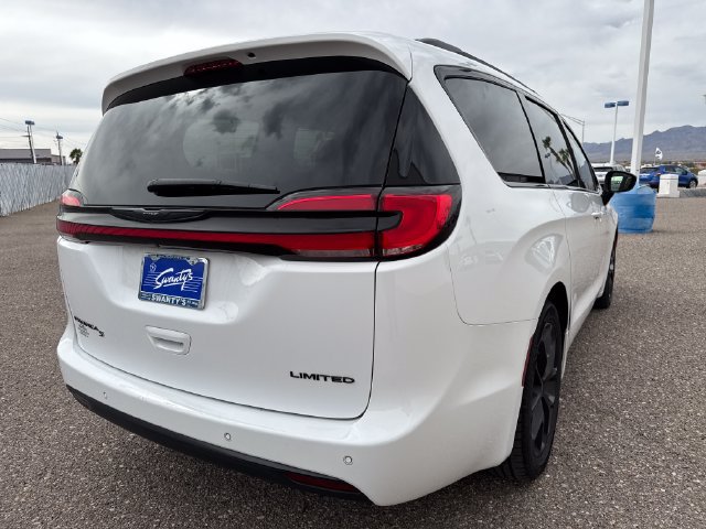 Used 2025 Chrysler Pacifica Limited FWD image 5