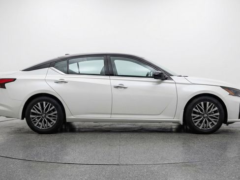 Used 2025 Nissan Altima 2.5 SV image 11
