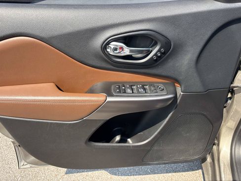 Used 2019 Jeep Cherokee Overland FWD image 13