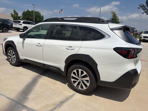 Used 2025 Subaru Outback Premium AWD/4WD image 4