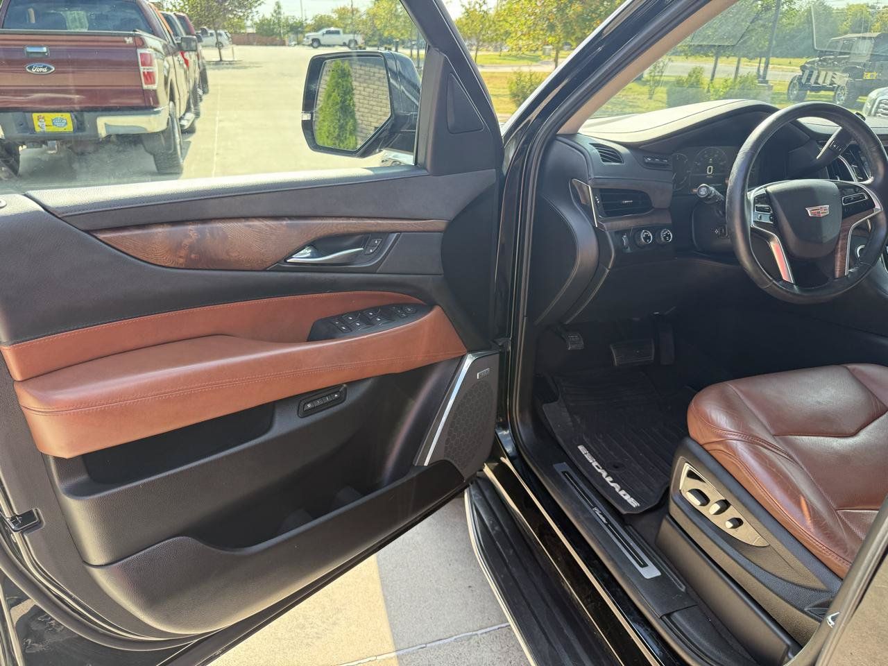 Used 2015 Cadillac Escalade Luxury AWD/4WD image 8