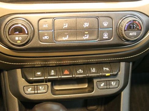 Used 2022 GMC Canyon Denali image 25