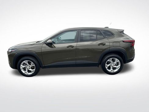Used 2024 Chevrolet Trax LS w/ LS Convenience Package FWD image 2