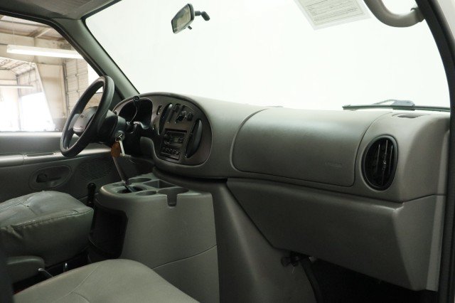 Used 2002 Ford E-150 and Econoline 150 RWD image 18