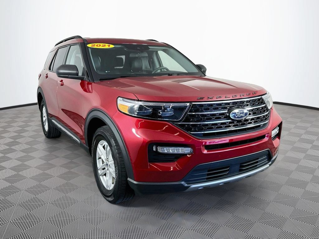 Used 2021 Ford Explorer XLT w/ Equipment Group 202A AWD/4WD image 3