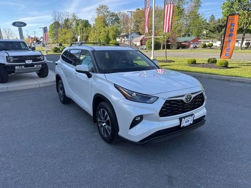 Used 2022 Toyota Highlander XLE AWD/4WD image 4