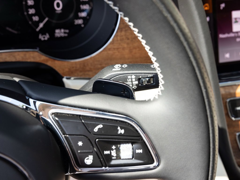Used 2025 Bentley Bentayga AWD/4WD image 40