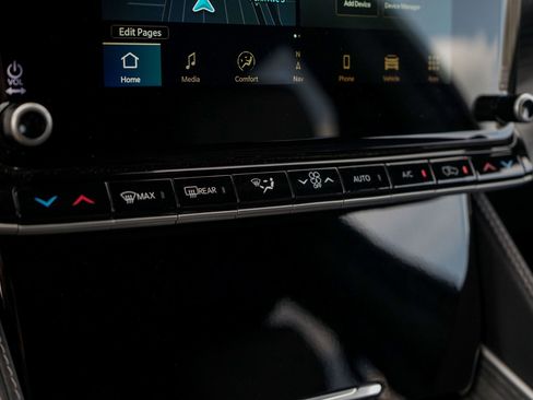 Used 2024 Jeep Wagoneer Series II w/ Flexible Seating Group image 18