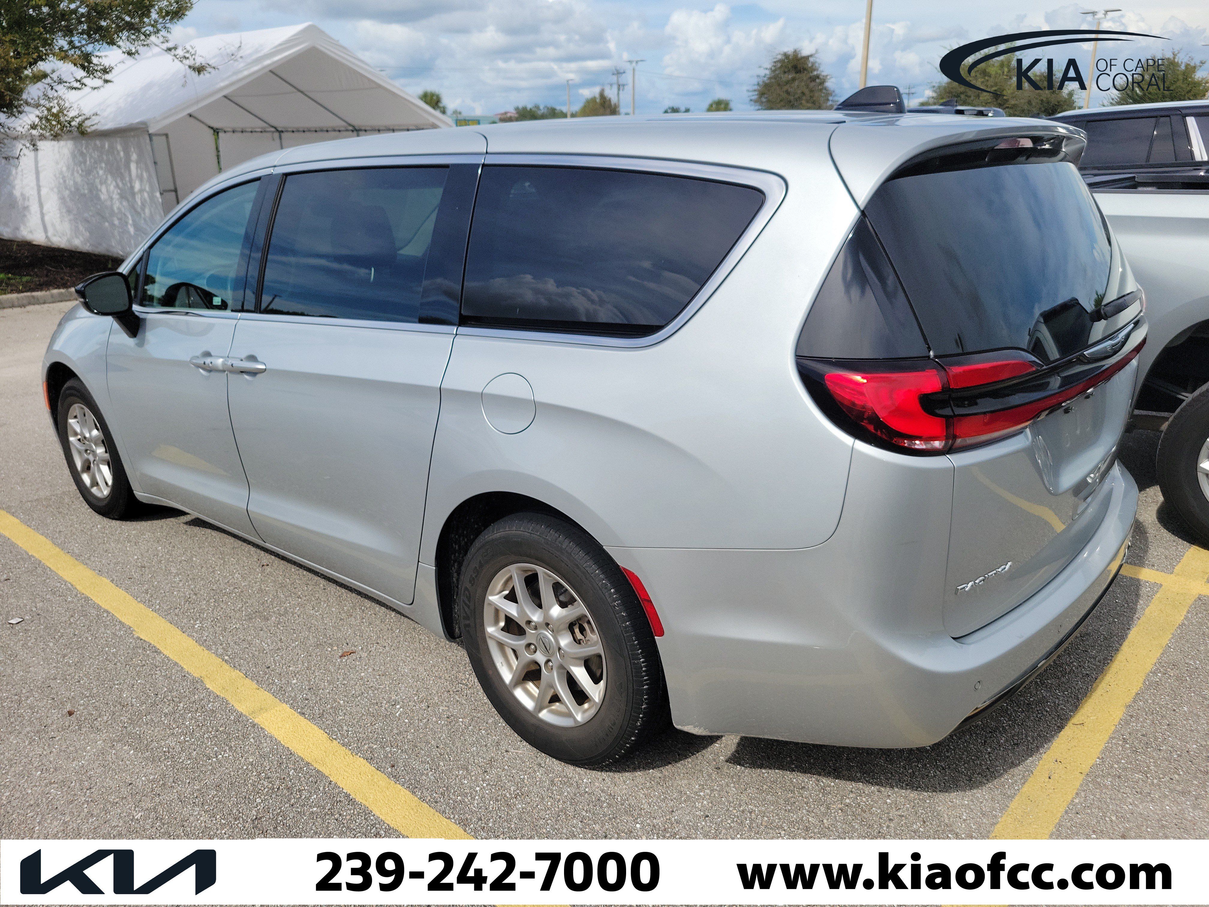 Used 2024 Chrysler Pacifica Touring-L FWD image 5