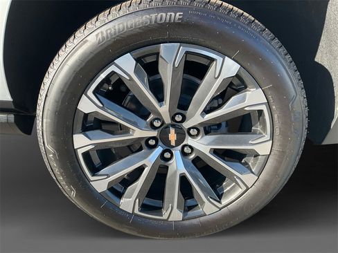 New 2025 Chevrolet Suburban High Country image 8