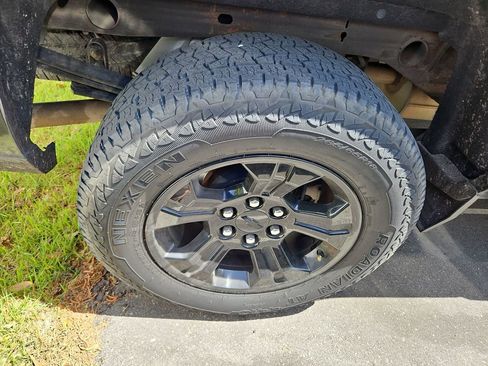 Used 2018 Chevrolet Silverado 1500 LT w/ Midnight Edition image 7