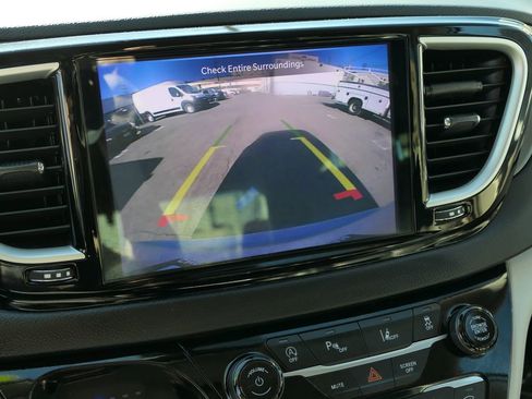 Used 2023 Chrysler Pacifica Touring-L image 18