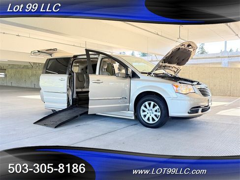 Used 2013 Chrysler Town & Country Touring FWD image 28
