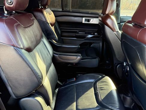 Used 2020 Ford Explorer Platinum w/ Premium Technology Package image 45