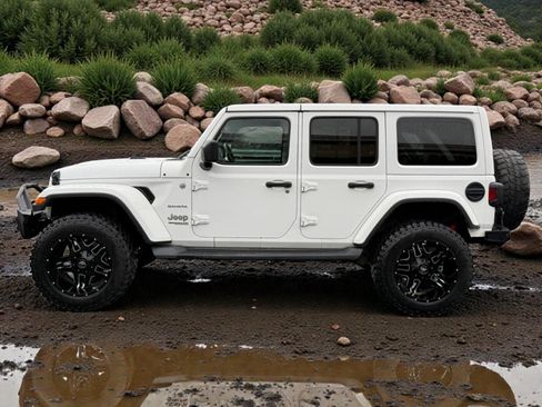 Used 2018 Jeep Wrangler Unlimited Sahara w/ Uconnect 4C Nav & Sound Group AWD/4WD image 5